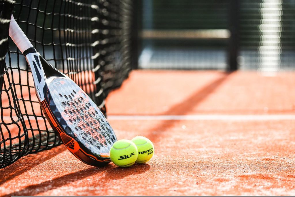 テニスラケットとテニスボールの画像